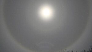 El halo de la Luna, un anillo de cristales de hielo que anuncia ...