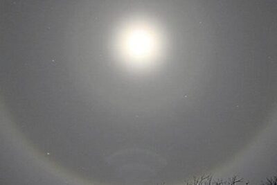 El halo de la Luna, un anillo de cristales de hielo que anuncia ...