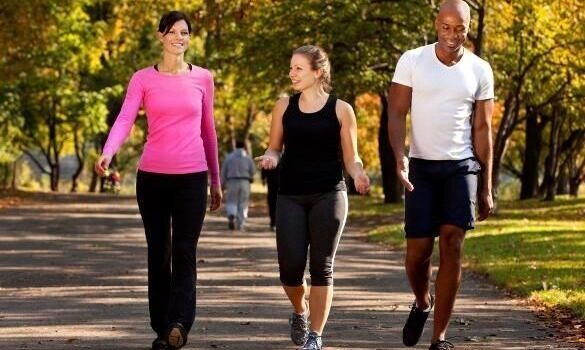 Pasear después de comer, ¿de verdad puede ayudar a tu salud?